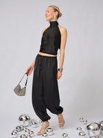 Топ халтер с открытой спиной из атласа