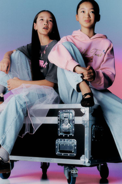 ZARA ФУТБОЛКА С ЭФФЕКТОМ ПОТЕРТОСТИ И ПРИНТОМ KPOP DEMON HUNTERS™ NETFLIX ©, ТЕМНЫЙ АНТРАЦИТ