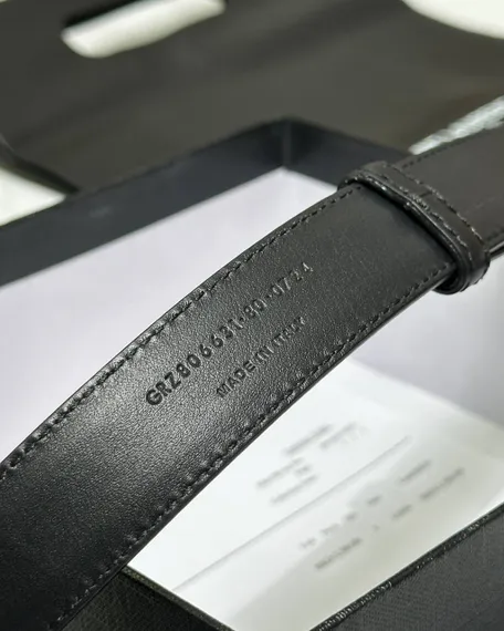 Ремень Saint Laurent с пряжкой CHARNIERE из гладкой кожи, чёрный
