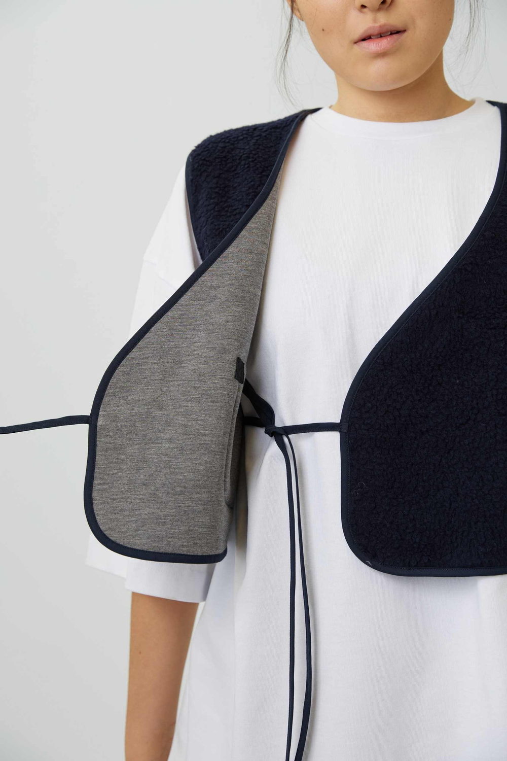 Жилет на двух завязках из синего меха