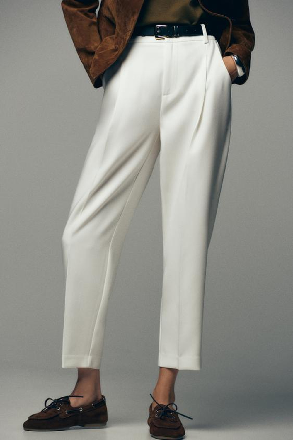 ZARA БРЮКИ С ЗАЩИПАМИ И РЕМНЕМ, ЖЕЛТОВАТО-БЕЛЫЙ