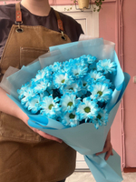 Букет из голубых ромашковых хризантем