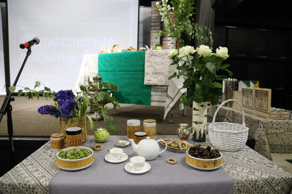 Кружка большая фарфоровая c берестой и с цитатами Чехова. Chekhov forever.