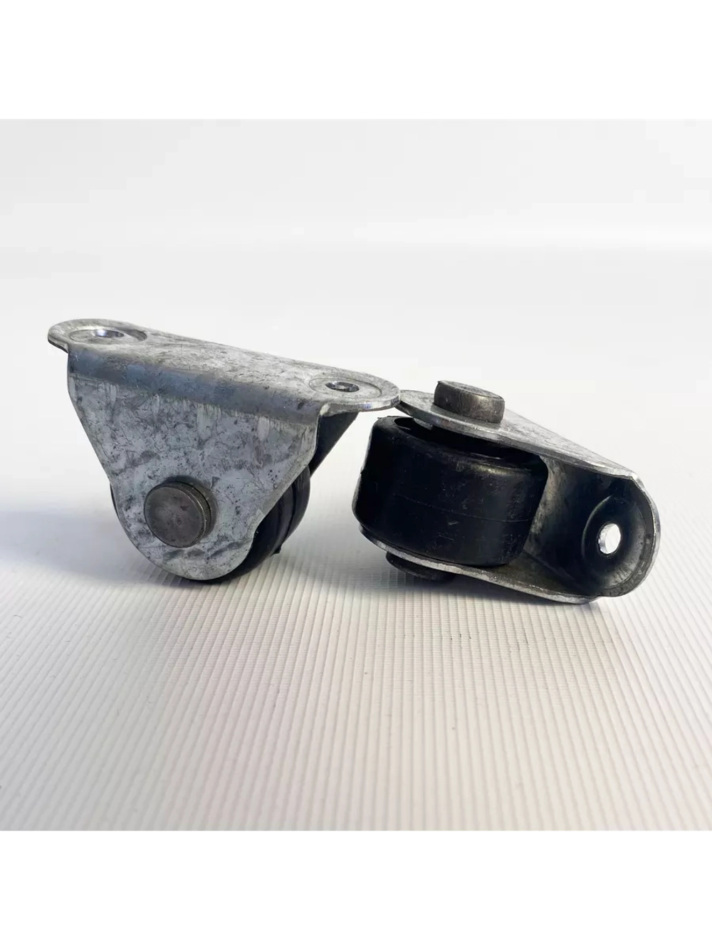 Опора роликовая 313 с пластиковым колесом D26, 2 шт