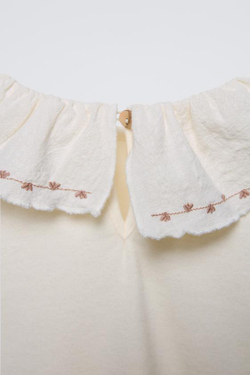 ZARA ЛОНГСЛИВ С ВОЛАНОМ НА ГОРЛОВИНЕ, СВЕТЛЫЙ ЭКРЮ