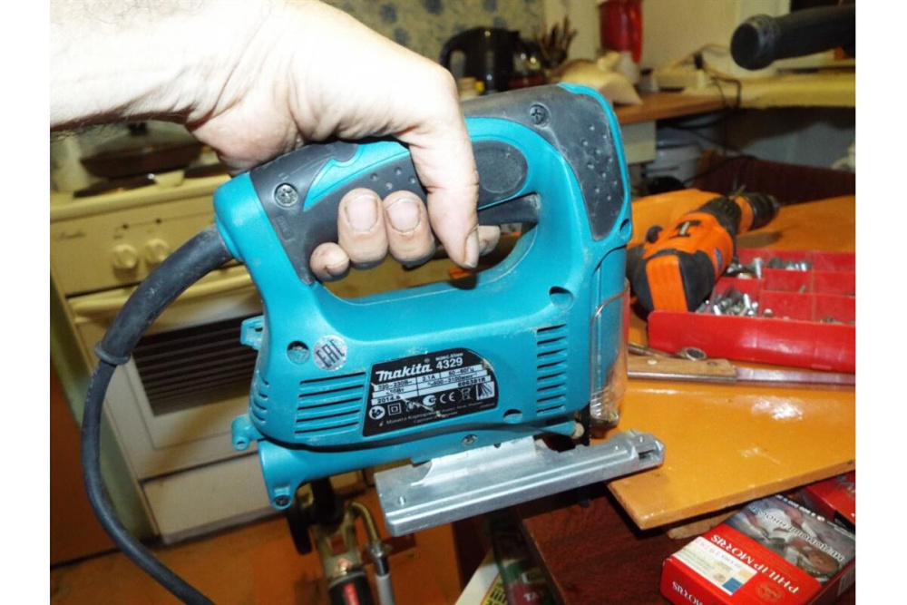 Лобзик,в\рук,450Вт,500-3100об\м,ход-18мм,рез-65мм,1.9кг,маятн,чем,набор A-86898 Makita 4329KX1