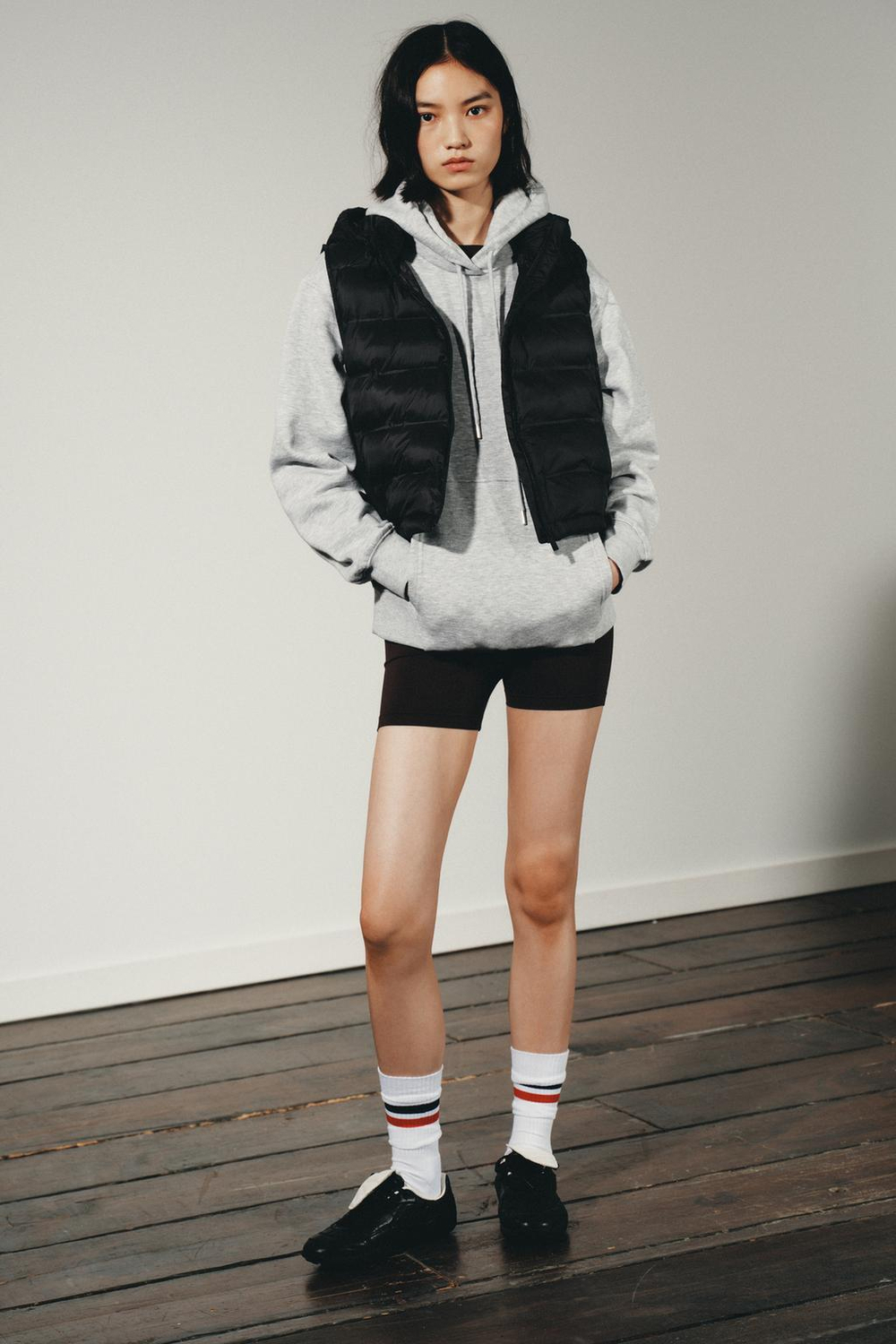 ZARA СТЕГАНЫЙ ЖИЛЕТ С КОМБИНИРОВАННОЙ ОТДЕЛКОЙ, ЧЕРНЫЙ