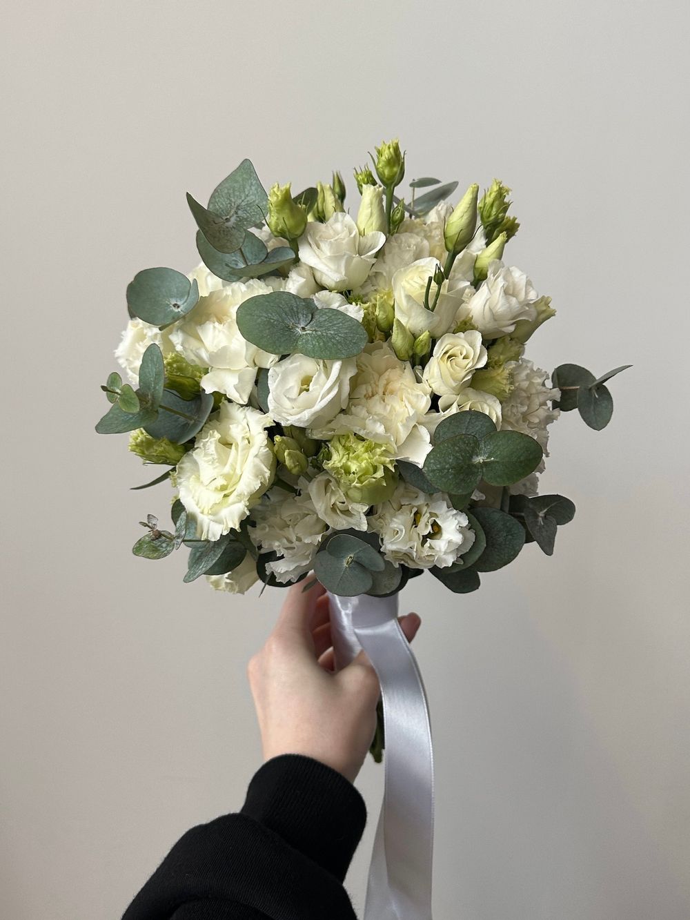 Свадебный букет из лизиантуса, диантусов и эвкалипта