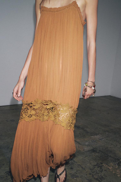 ZARA ЖАТОЕ ПЛАТЬЕ С ВЫШИВКОЙ — ZW COLLECTION, КОРИЧНЕВЫЙ