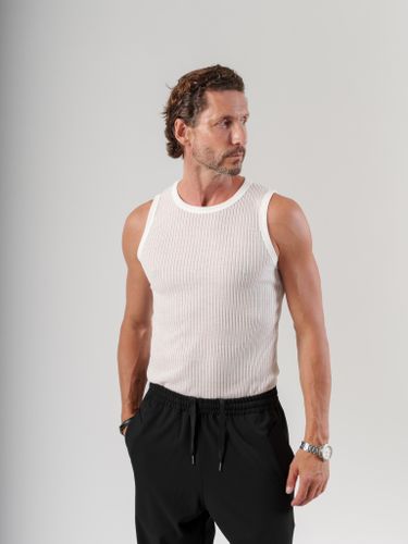 Белая майка в рубчик