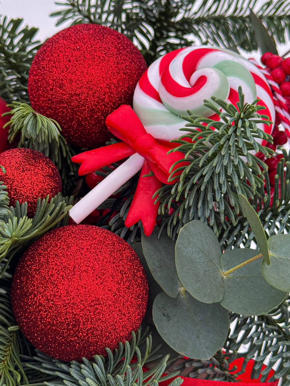 Композиция с нобилисом с красным декором