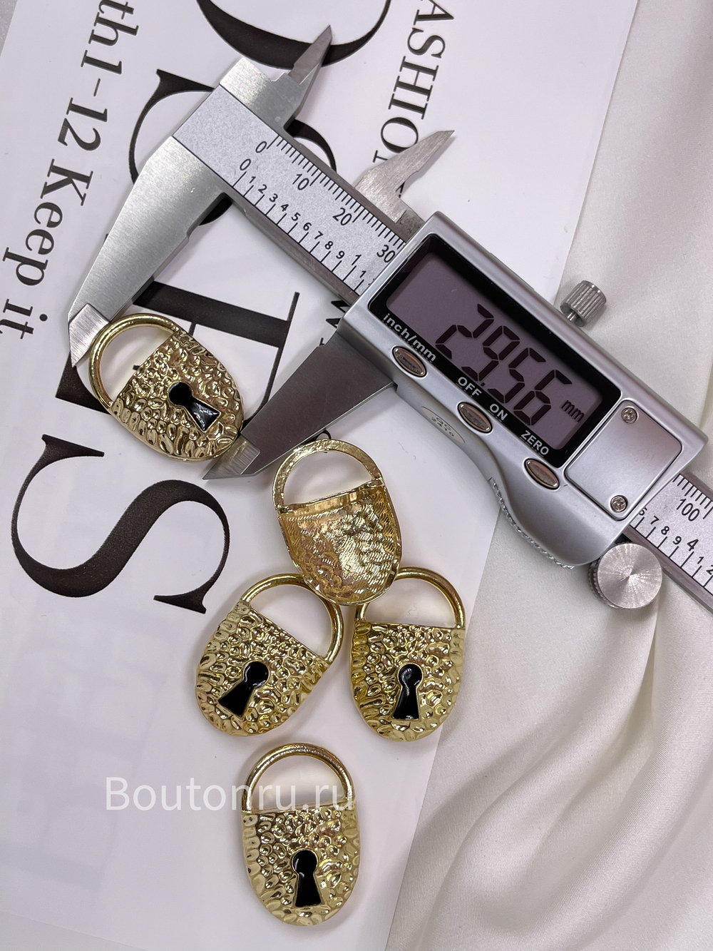 Пришивной элемент Скиапар. "Замок" золотистый с черной эмалью