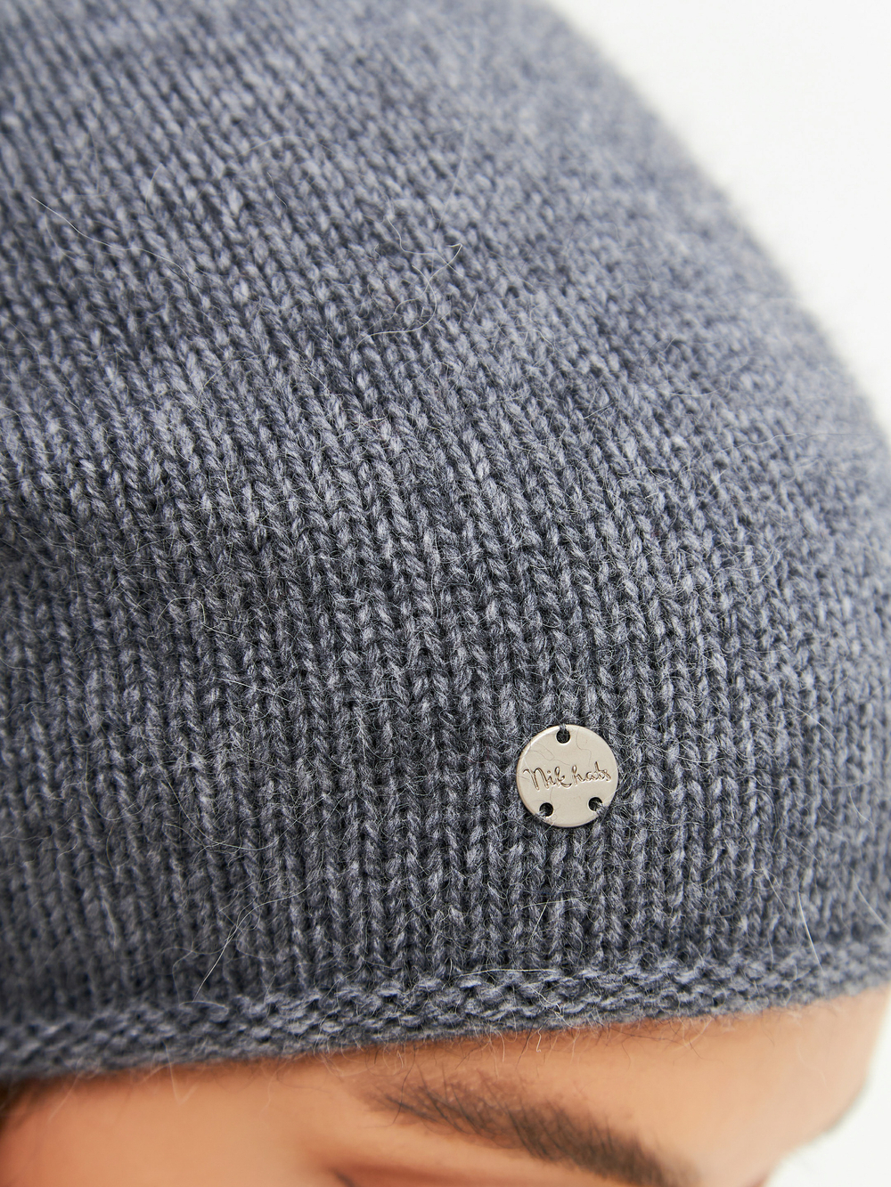 Шапка GLORY удлиненная одинарная с руликом с содержанием шерсти енота и ангоры