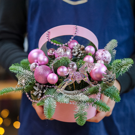 Оригинальная новогодняя композиция с нобилисом в розовом оформлении