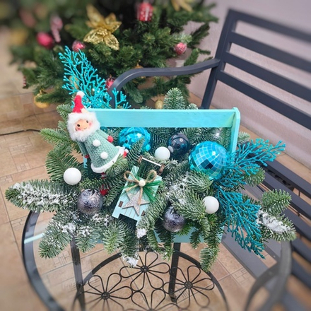 Новогодняя композиция в деревянном ящике