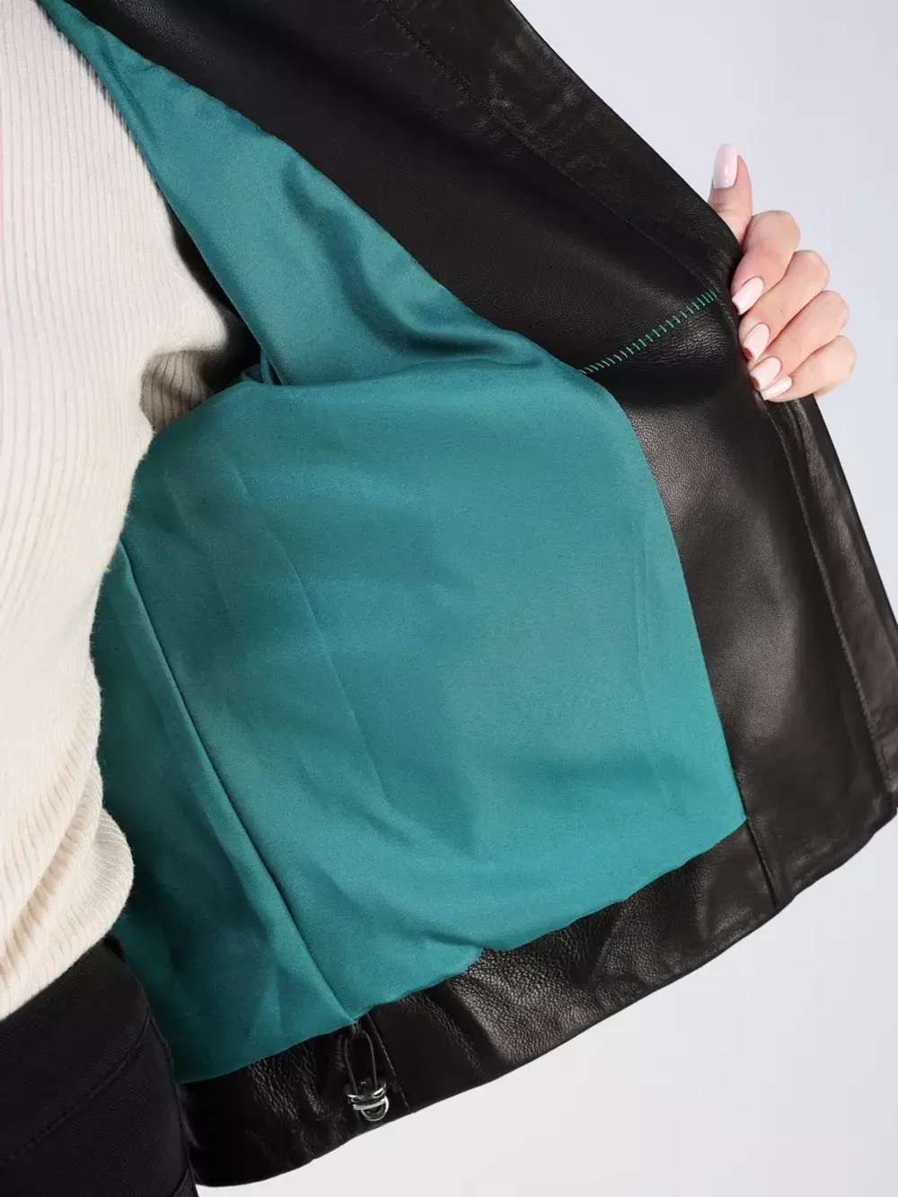 Кожаная куртка демисезонная с капюшоном