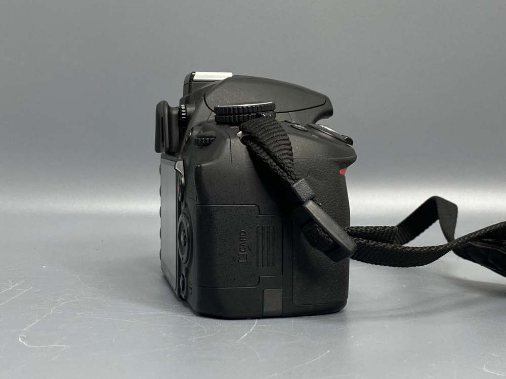 Nikon D3100 kit 18-55 mm 3.700 кадров