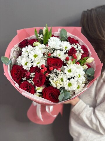 Авторский букет в красно-белой гамме