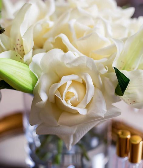 Лилии и розы цвета шампань в прозрачной вазе, Cote Noire