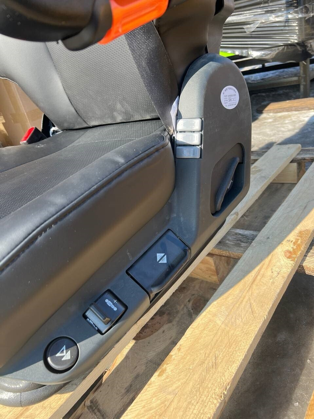 Водительское сиденье в сборе пневмо (с подлокотникам) Shacman Х3000 DZ1643510030