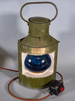 Судовой навигационный фонарь WOODandROOT 1957 года в зелёном металлическом корпусе с тёмно-синим стеклом и сохранённой заводской патиной.