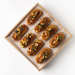 Сет мини-эклеров с сальсой верде и томатной сальсой