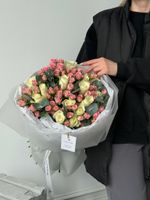Букет из кустовых роз, одноголовых роз и эвкалипта