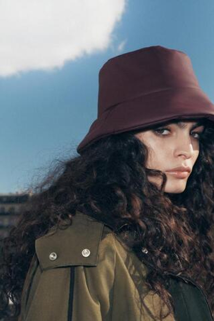 ZARA СТЕГАНАЯ ПАНАМА ИЗ ПРОРЕЗИНЕННОЙ ТКАНИ, ГРАНАТОВЫЙ