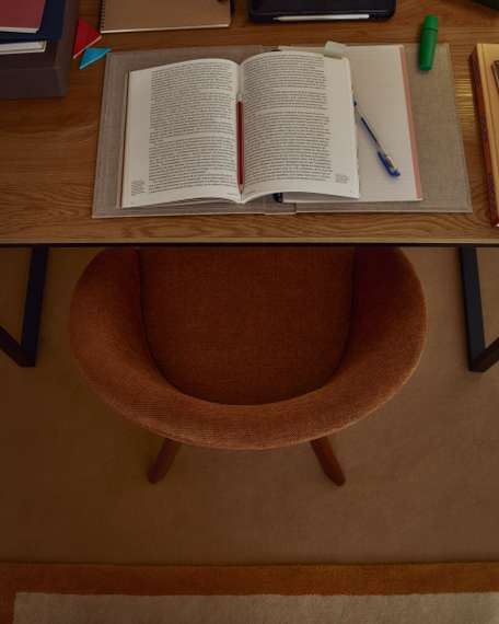 Крутящийся стул Marvin из коричневой синели с ножками из ясеня