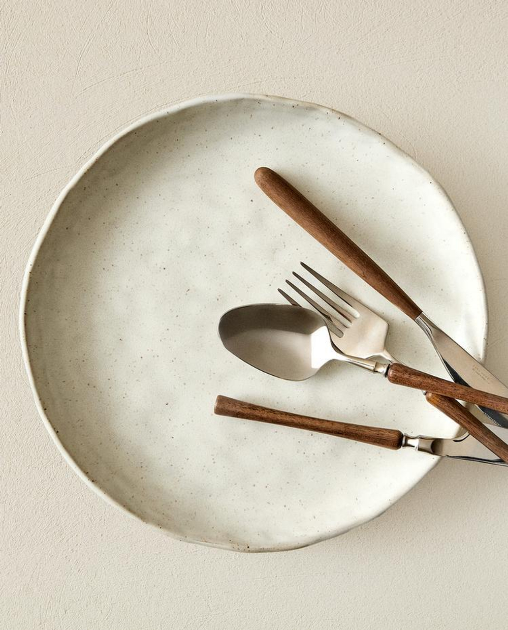 ZARA HOME МАЛЕНЬКОЕ КРУГЛОЕ СЕРВИРОВОЧНОЕ БЛЮДО С РЕЛЬЕФНОЙ ПОВЕРХНОСТЬЮ, ЖЕЛТОВАТО-БЕЛЫЙ