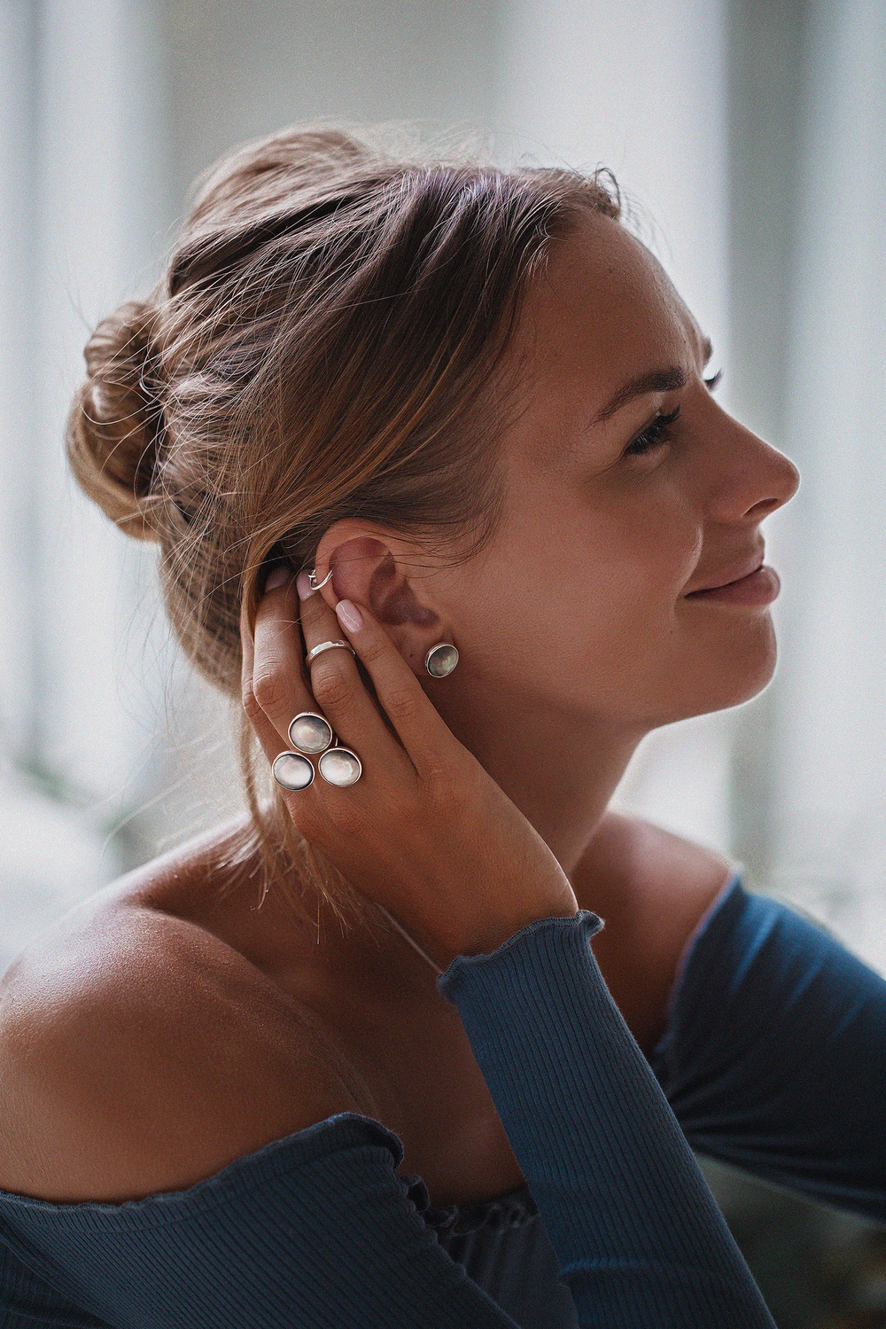 Серьги «Коин» с серым перламутром