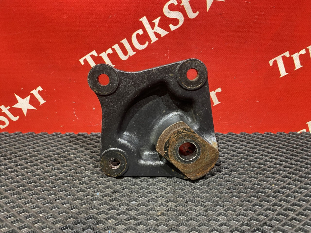 Кронштейн цилиндра подъема кабины 2018г