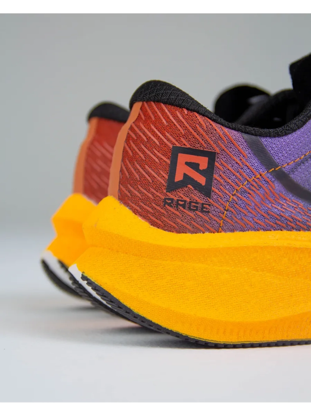 Беговые кроссовки тканевые с двойной амортизацией