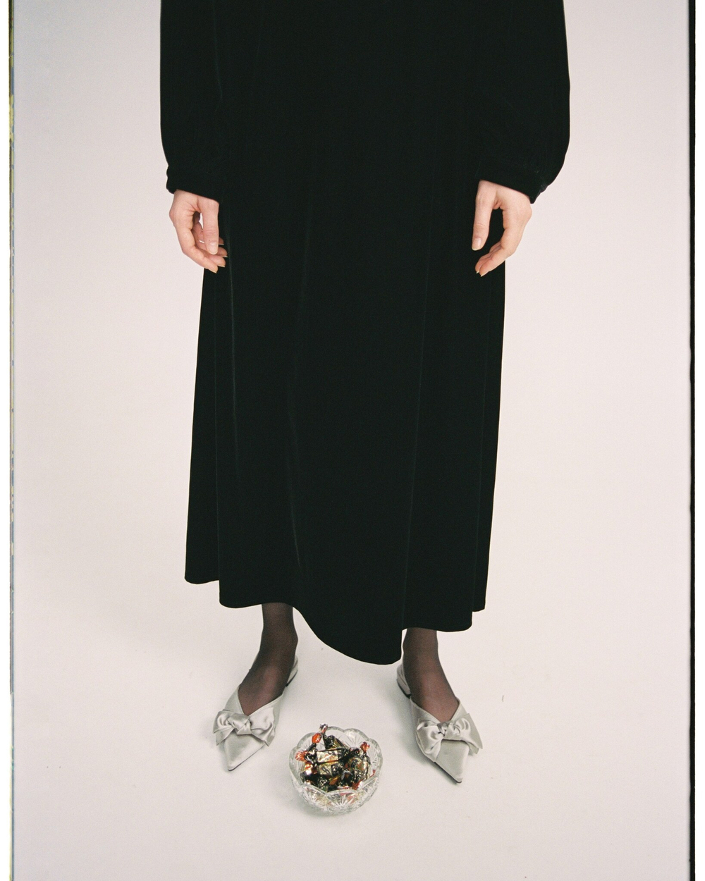 Платье с запахом на спине и длинным рукавом из бархата "Пока часы 12 бьют"