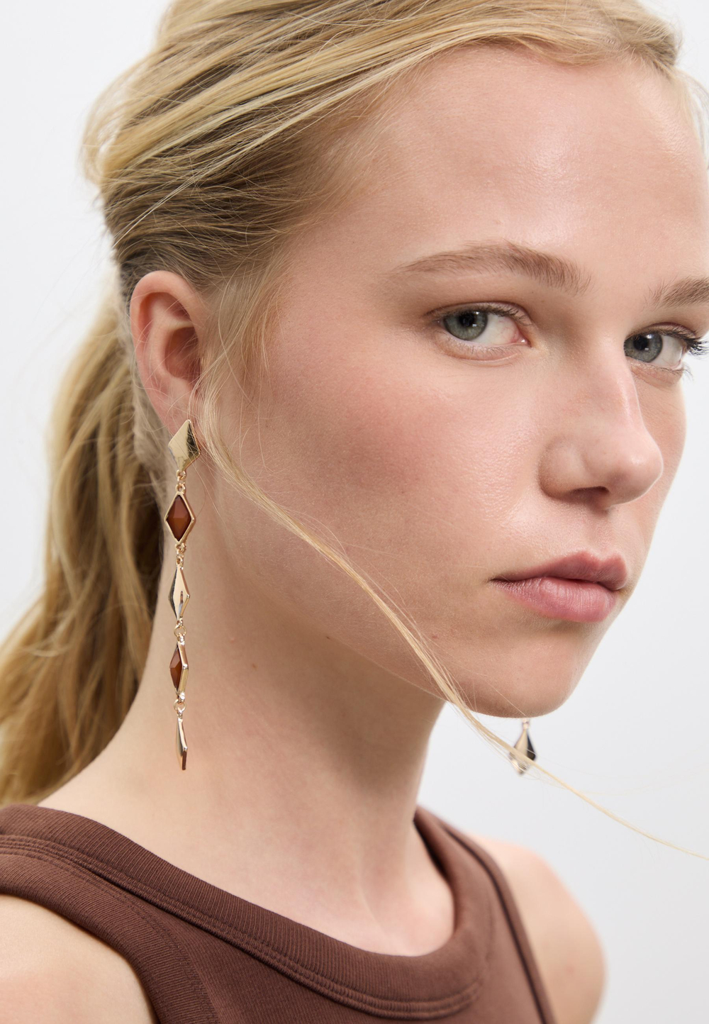 STRADIVARIUS Набор из 2 бриллиантовых сережек-подвесок, горчичный