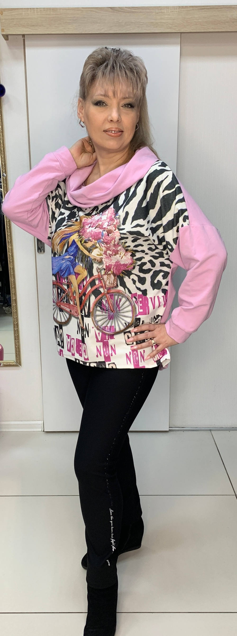 Яркий принтовый джемпер-толстовка с капюшоном