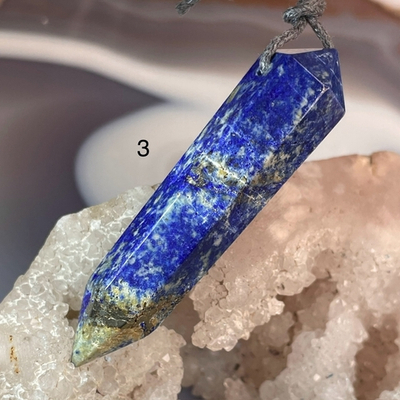 47932 Лазурит Кулон кристалл двухконечный 13*54мм