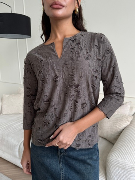 Коричневая женская блузка из фактурного трикотажа с рукавом 3/4