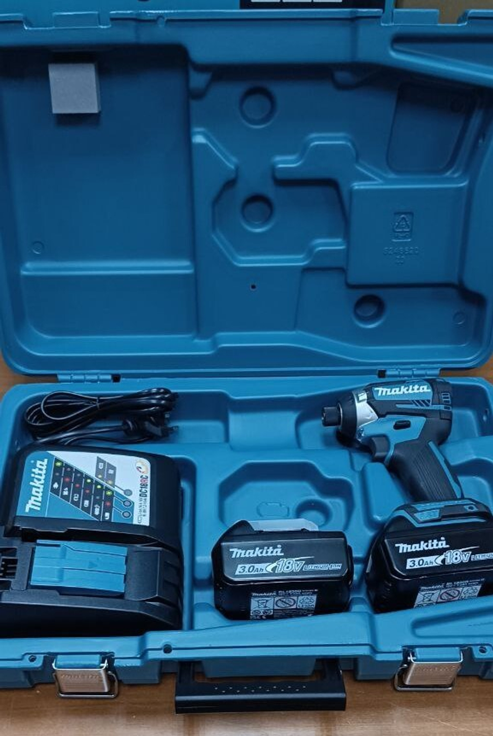 Аккумуляторный ударный шуруповерт Makita DTD154RFE