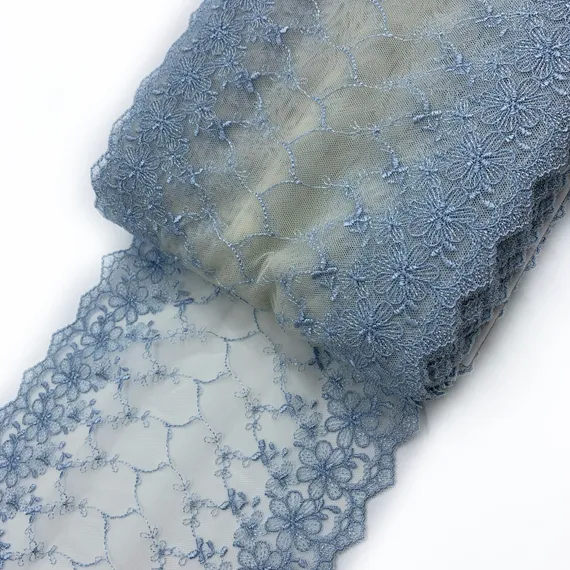 Вышивка на сетке голубая/молочная 20 см