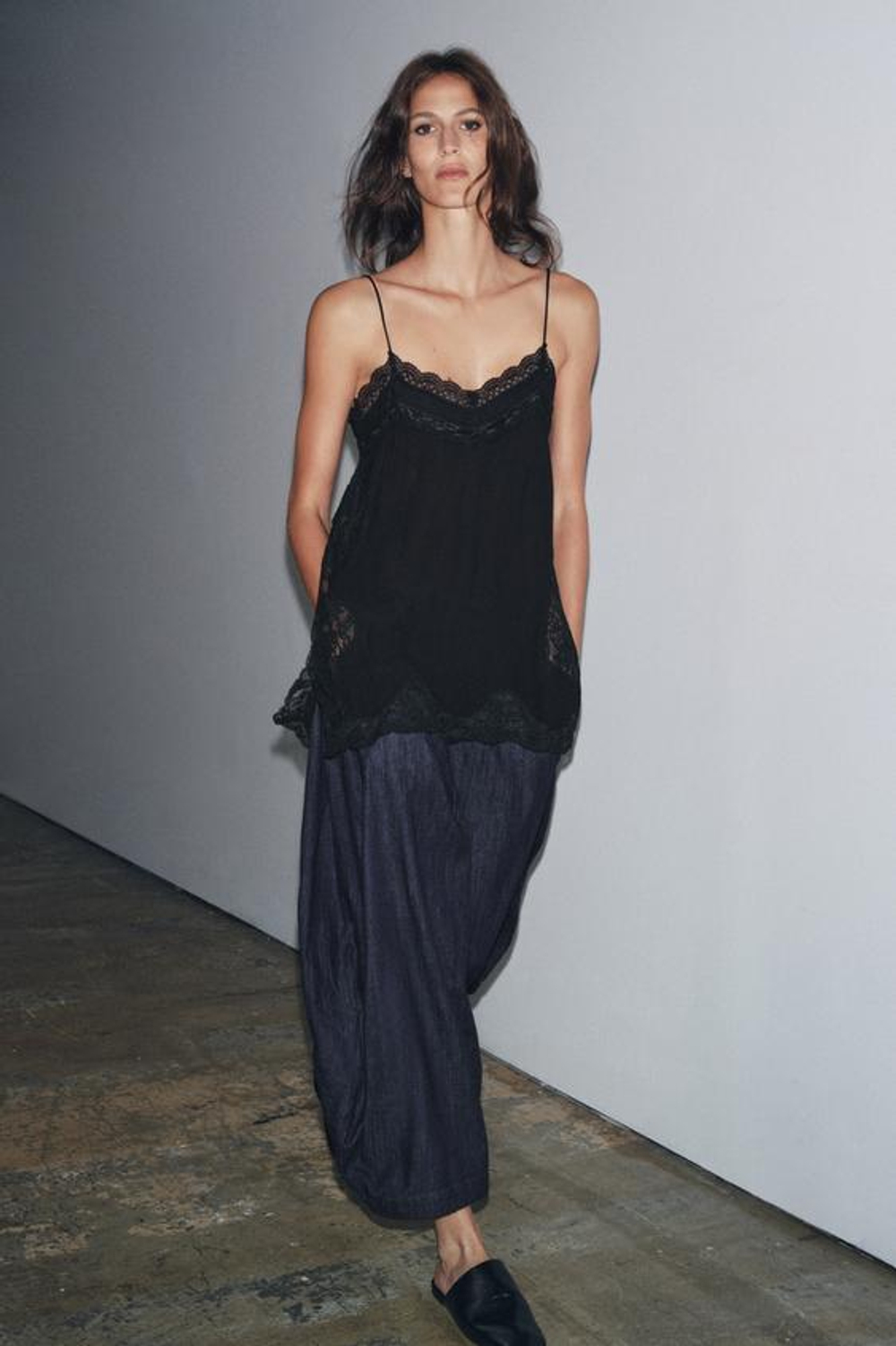 ZARA ДЖИНСОВЫЕ БРЮКИ С ОБЪЕМОМ — ZW COLLECTION, СИНИЙ