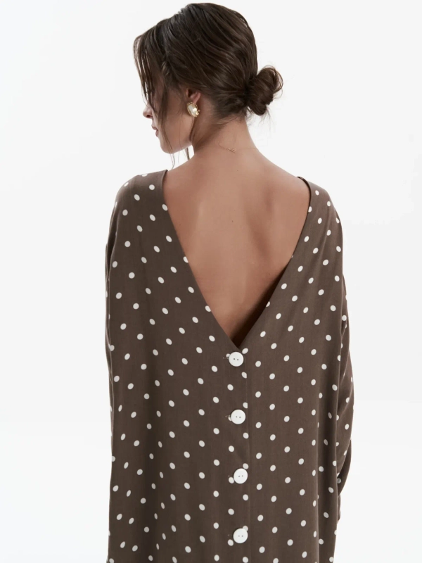 Платье в горошек с декоративными пуговицами