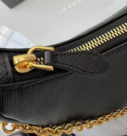 Кожаная сумка через плечо Prada Re-edition 2005 черный