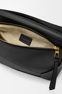 Loewe Маленькая сумка Puzzle Edge из мягкой зернистой телячьей кожи, черный