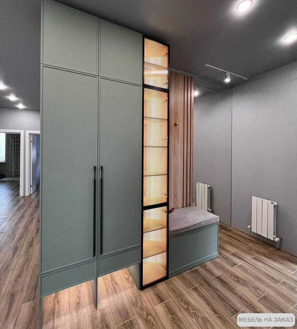 Шкаф с витриной в прихожую