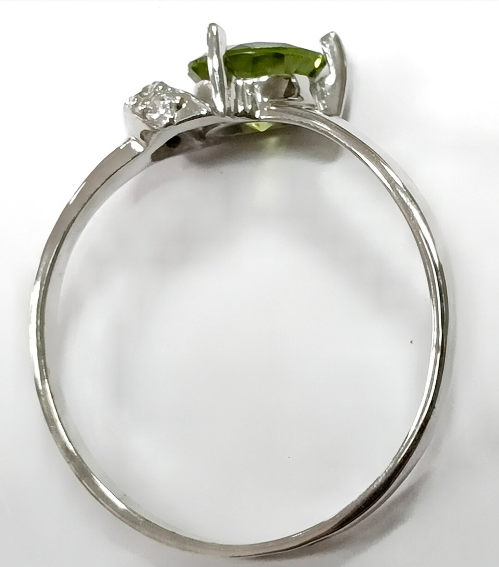 Ювелирное кольцо из серебра 925 пробы,вставка хризолит,фианиты,размер 20