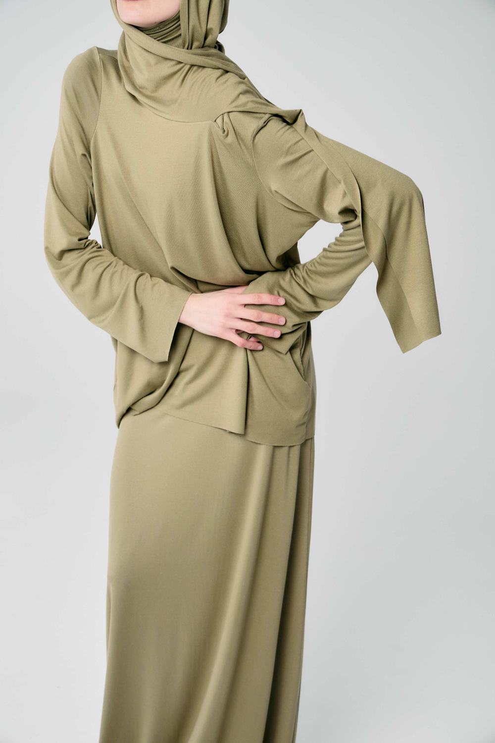 Лонгслив с капюшоном хаки