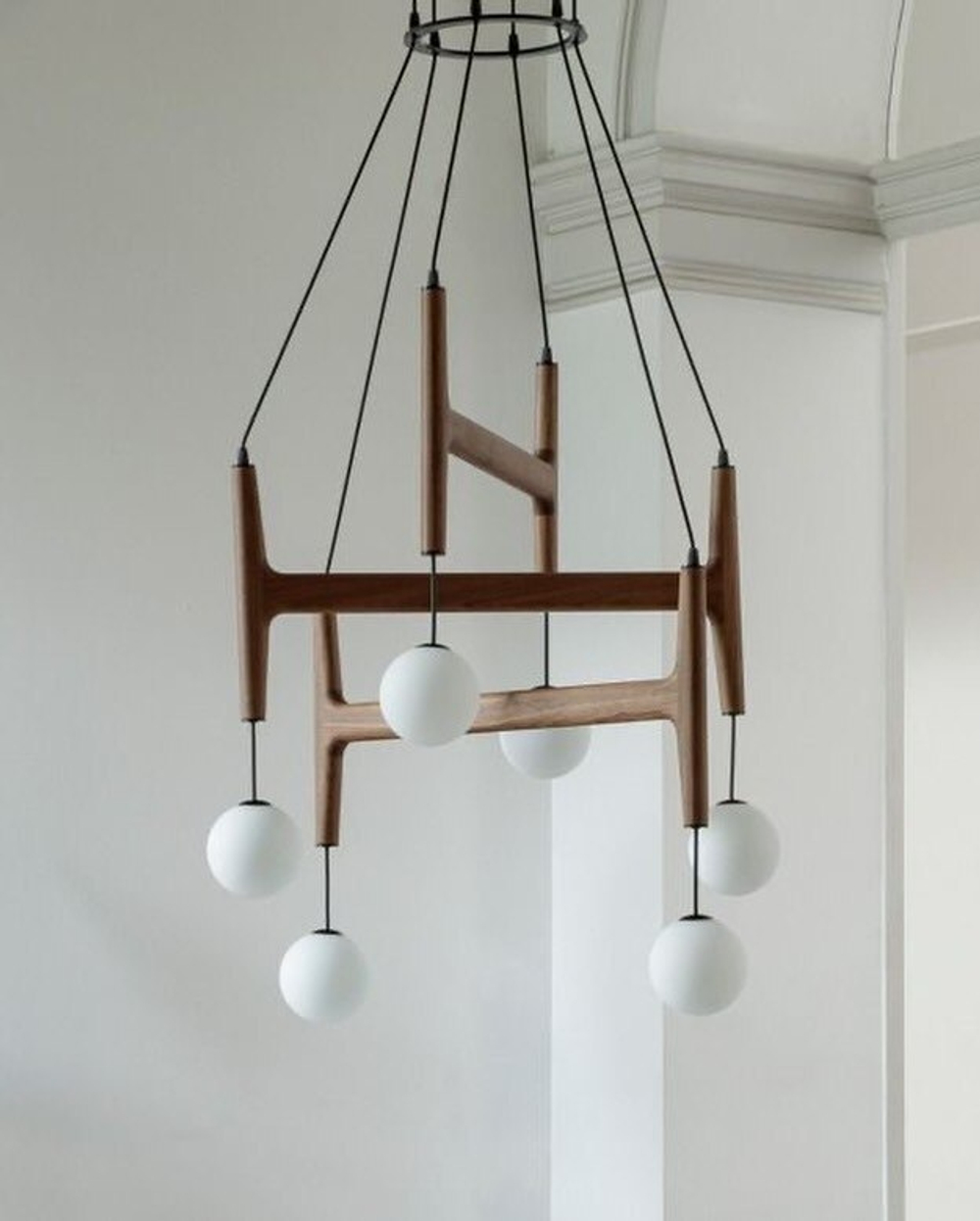 Стильная дизайнерская люстра в современном минимализме