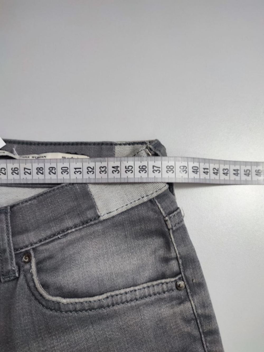 Джинсы Zara  с потертостями 42 размер