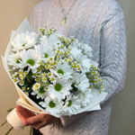 Летний букет из ароматных полевых ромашек и кустовых хризантем в нежной упаковке